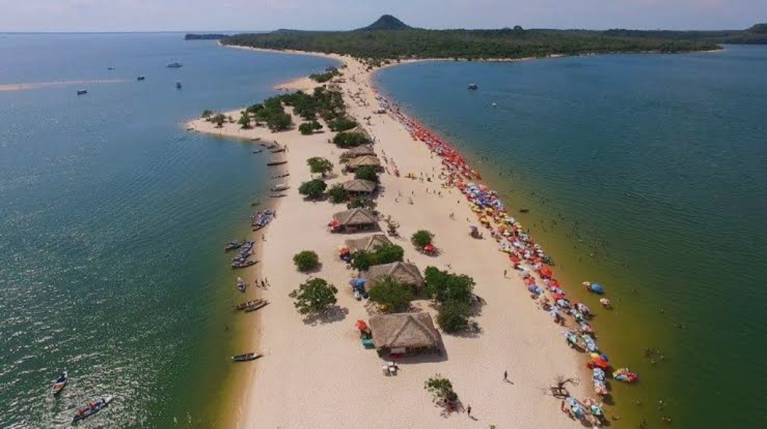 Praia de água doce e águas claras em Alter do Chão